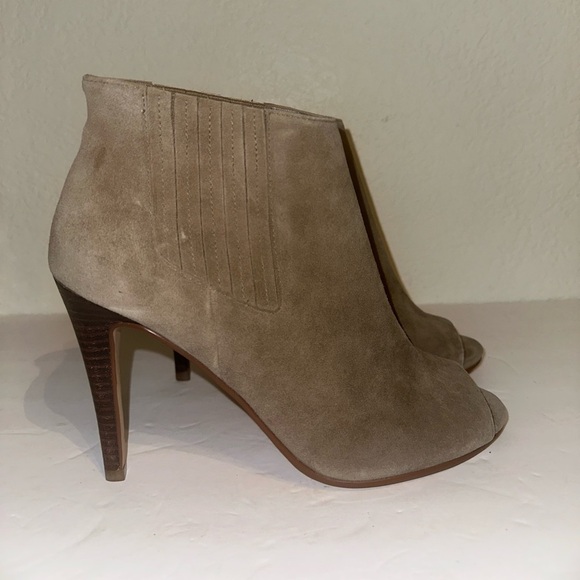 Halogen | Camden Suede Peep Toe Bootie in Taupe size 9 - Picture 3 of 8
